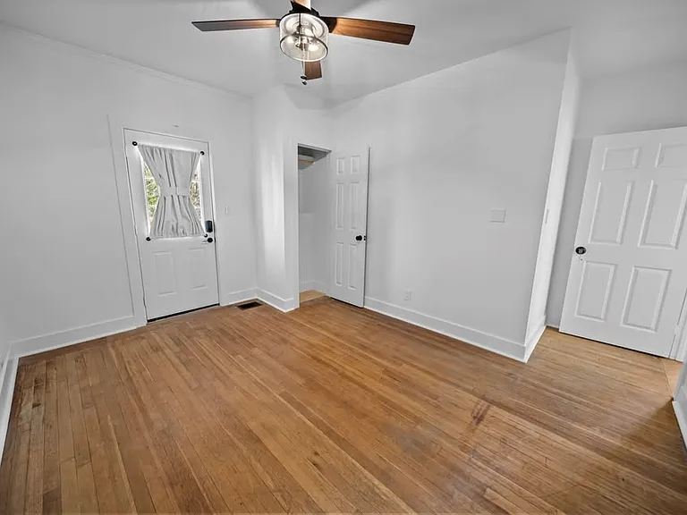 210 E Dobbs St — Photo 29