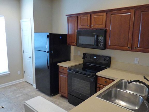 2nd image of 3611 Summerlin Ln