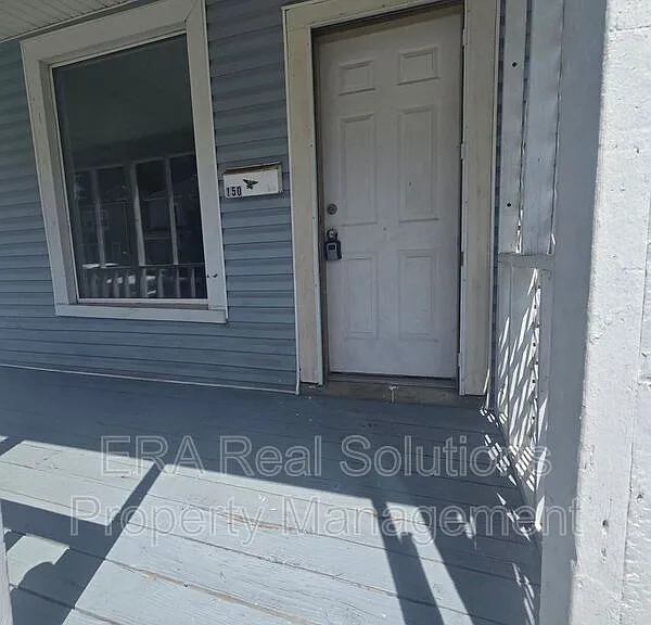 150 S Cypress Ave — Photo 2