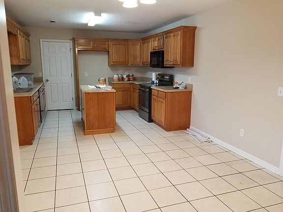 3rd image of 282 Gladstone Dr
