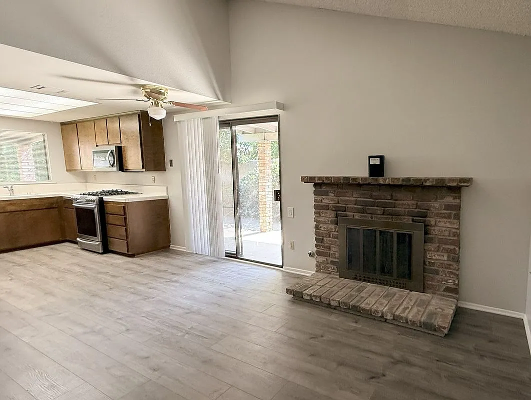 3 bed, 2.0 bath, 1350 sqft, $3,000 — Photo 4