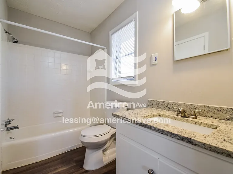 1045688_009_wm_-_main_bathroom_13538193.jpg