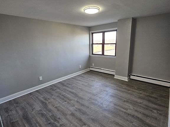 4th image of 248 Reynolds Ter APT 4C