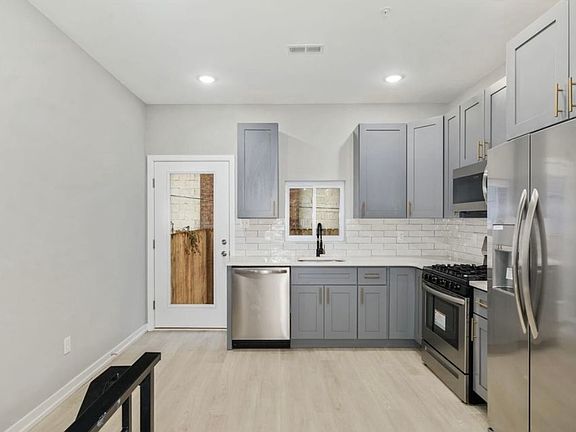 5th image of 2426 Jasper St #A