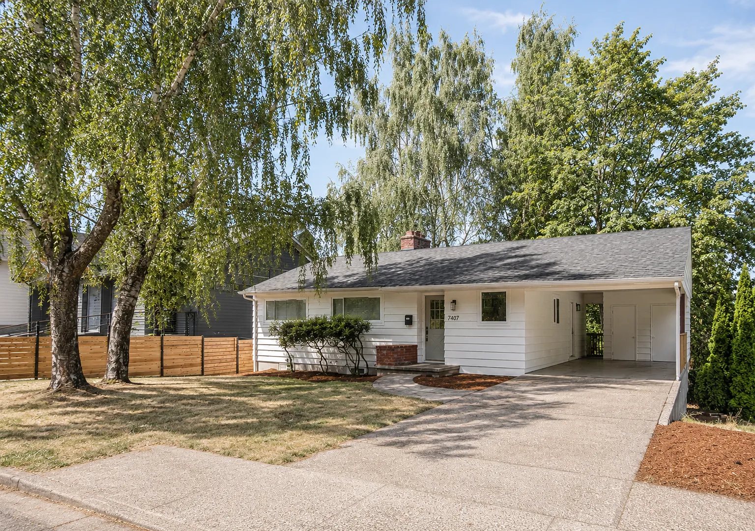 Freshly Remodeled 5bd/2.5bath Home w/ Daylight Basement in Heart of Multnomah Village — Photo 2