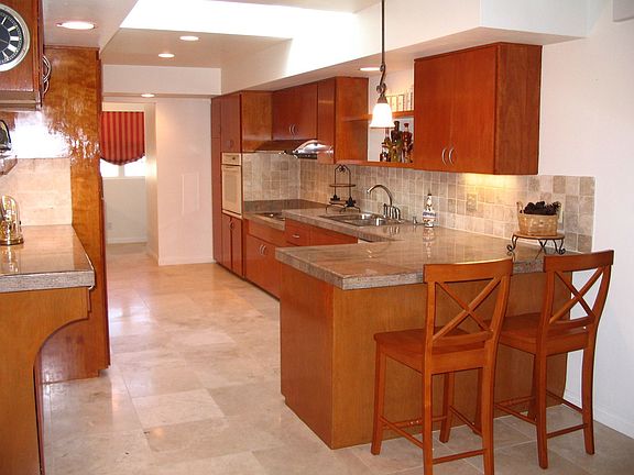 Kitchen w/ Breakfast Bar