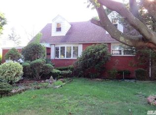515 Molloy St, Copiague, NY 11726