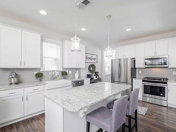 4th image of 301 Porter Hill Dr