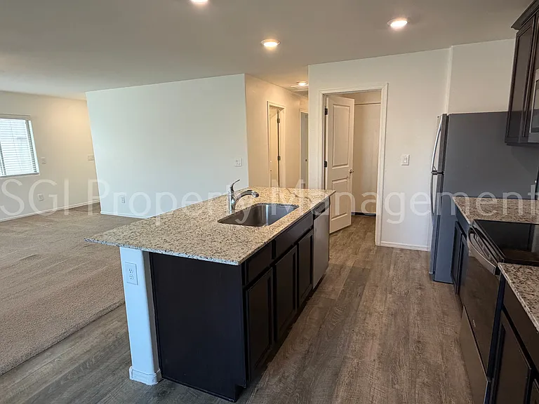 526 W Black Hawk Pl — Photo 4