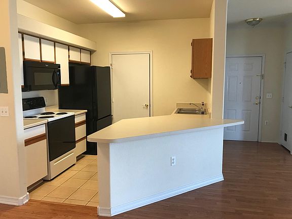 Spacious kitchen with breakfast bar