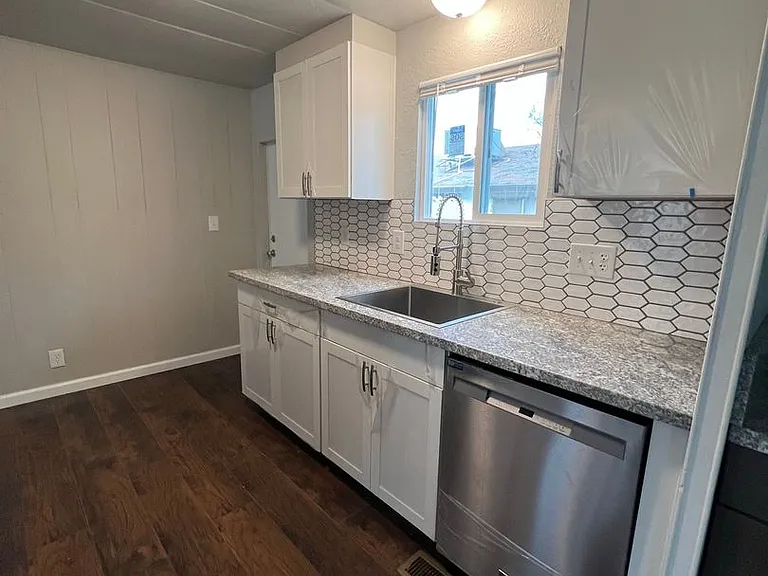 2038 Laburnum Ave #B — Photo 16