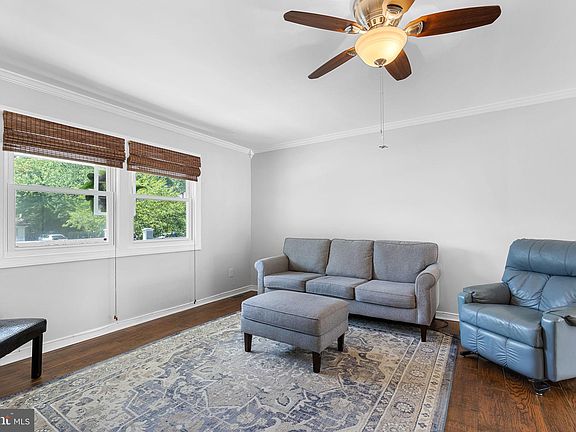 4th image of 2040 Dewey Dr