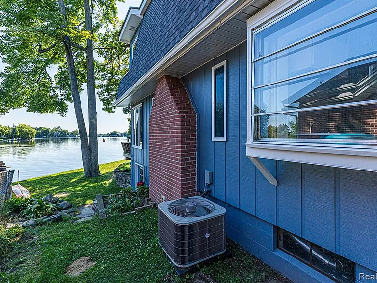 391 Shady Oaks St — Photo 3