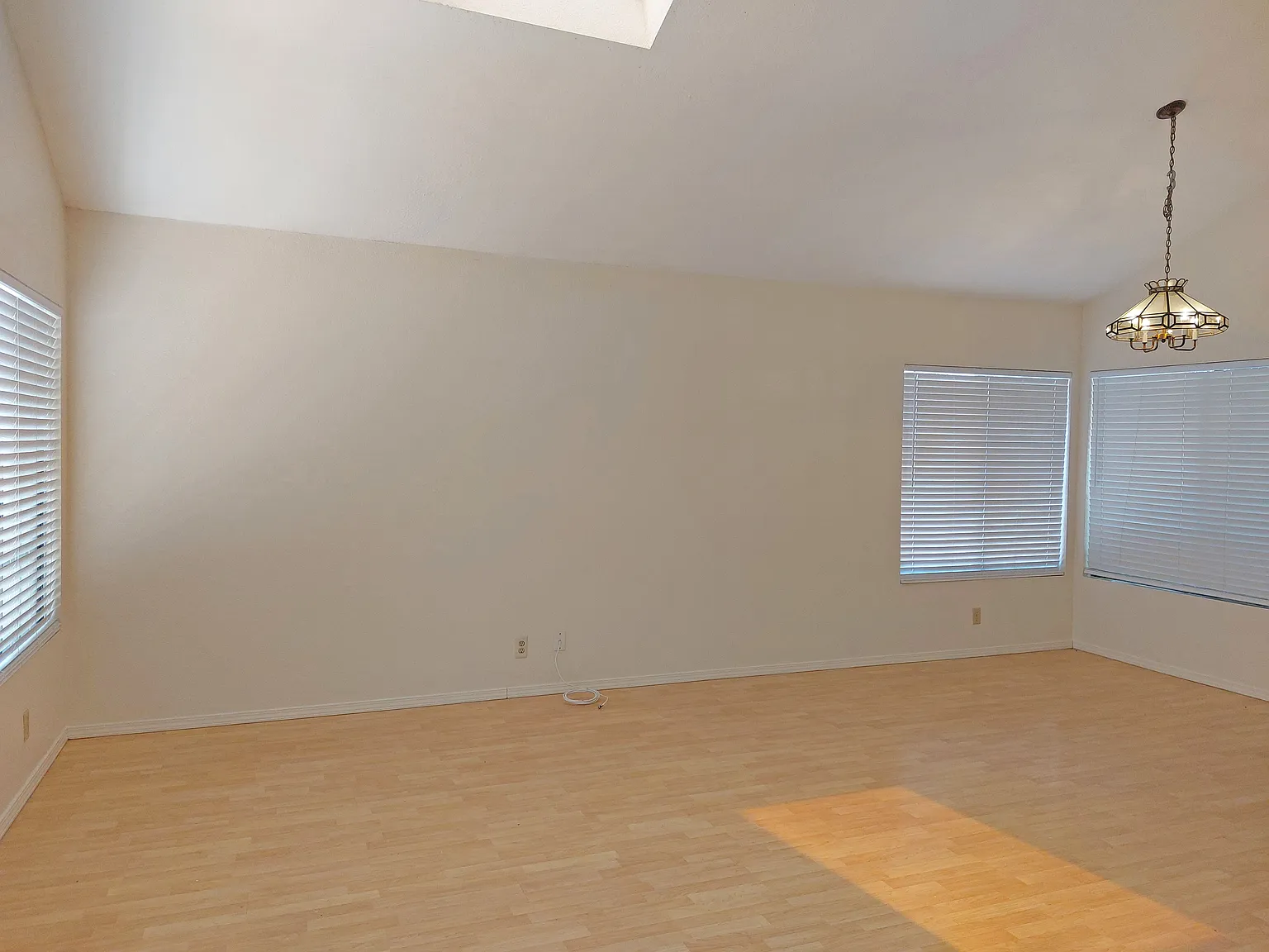 4 bed, 2.5 bath, 1989 sqft, $4,450 — Photo 4