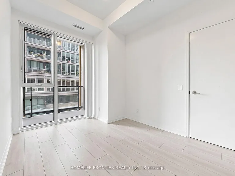 400 King St W #719 — Photo 12