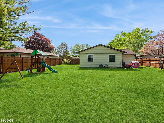2nd image of 2427 Parklake Dr