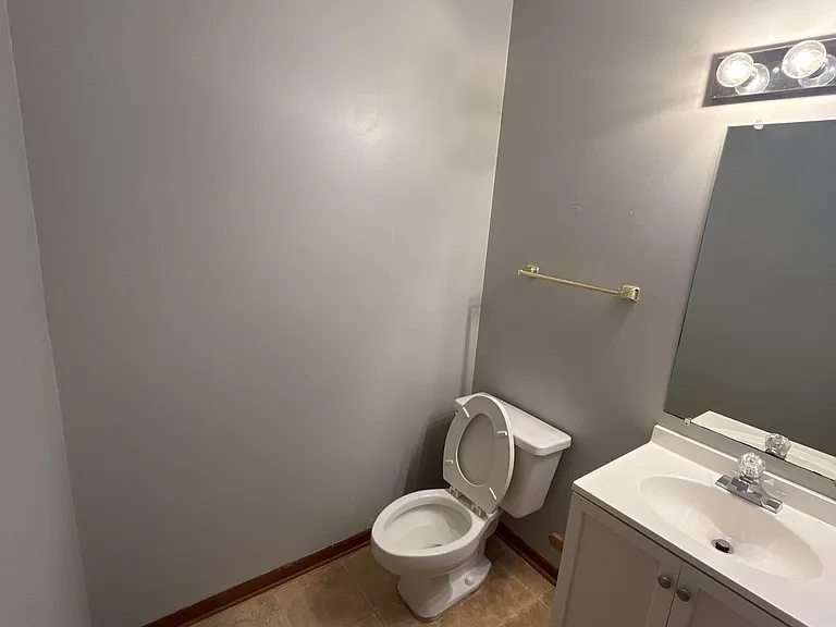 320 Olympia Ct — Photo 2