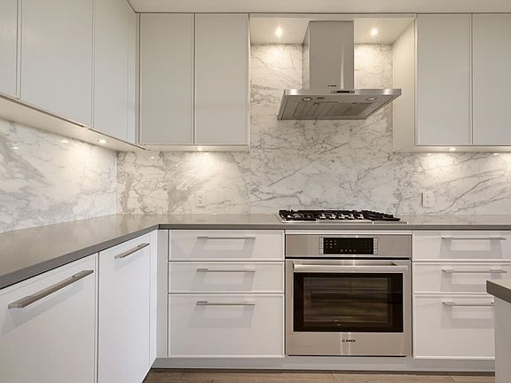 4th image of 3220 Connaught Cres #218
