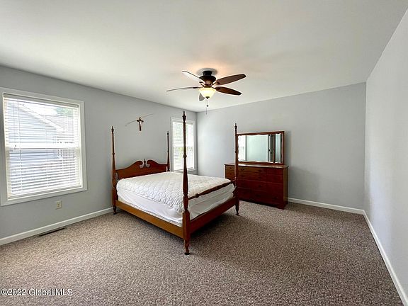 3rd image of 19 Ella Dr