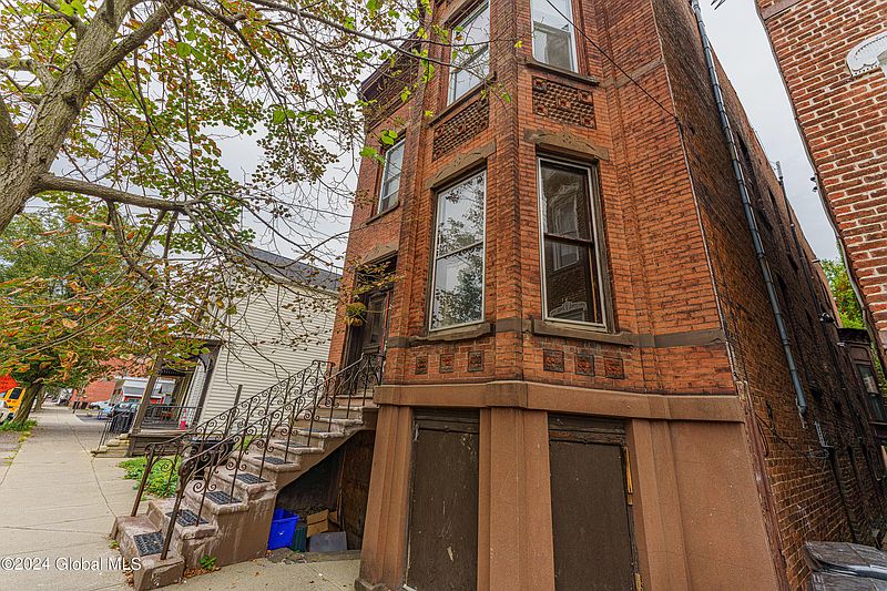 3rd image of 3334 6th Avenue