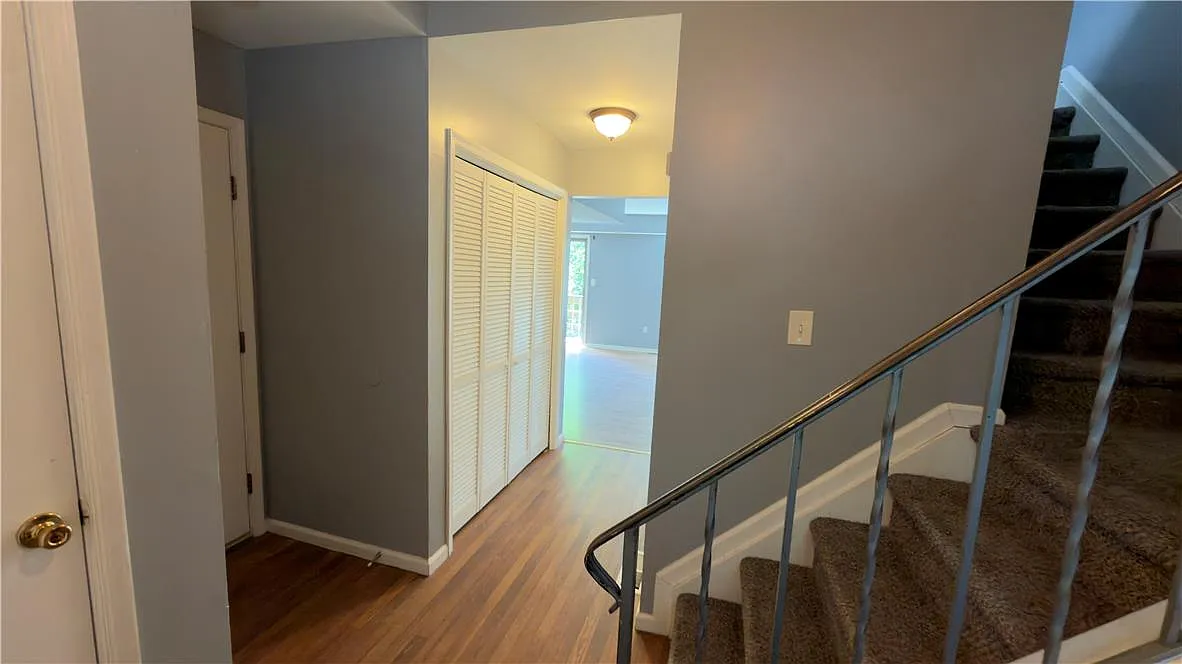 3 bed, 1.5 bath, 1306 sqft, $1,999 — Photo 3