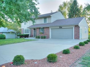 706 W Stonecrest Cir, Saint Joseph, MO 64506