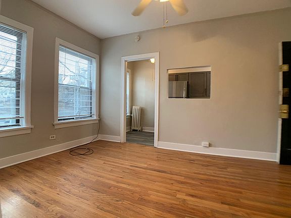 3rd image of 916 W Diversey Pkwy APT 305