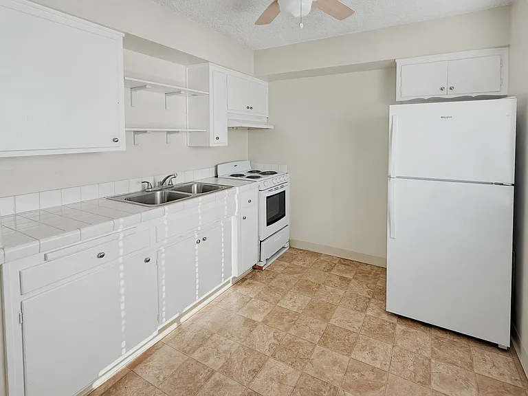 1148 El Paseo St #7 — Photo 4