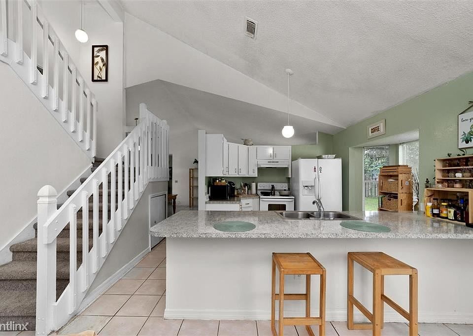 1st image of 2029R Gamboge Dr