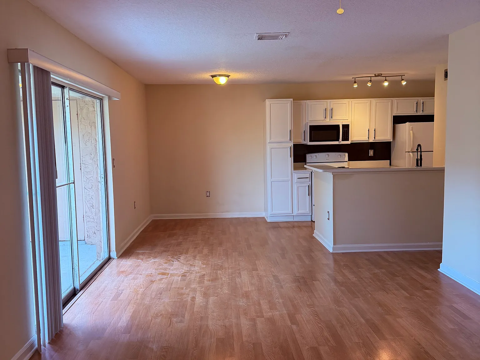 2 bed, 1040 sqft, $1,600 — Photo 3