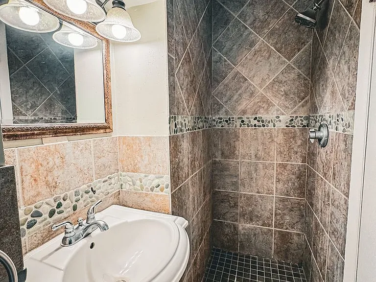 152 E Johnson St — Photo 13