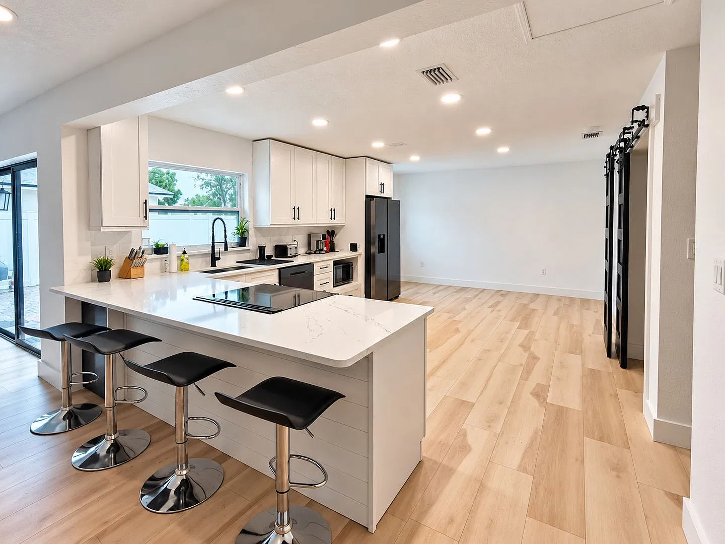 Beautiful 3-Bedroom Home With Private Pool In Brandon! — Photo 3