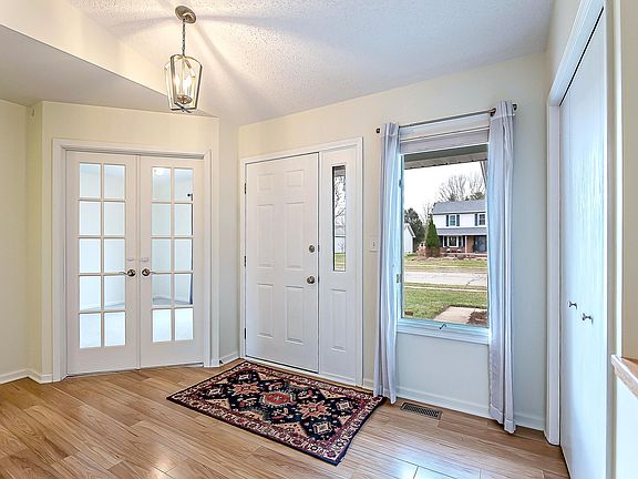 5th image of 396 Berkshire Dr