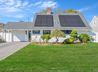 26 Sky Ln, Levittown, NY