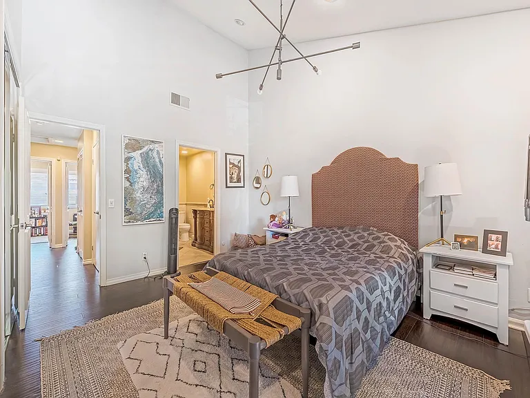 5800 Owensmouth Ave #7 — Photo 28