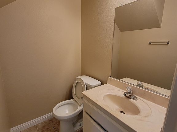 3rd image of 3160 Vineland Ave APT 9