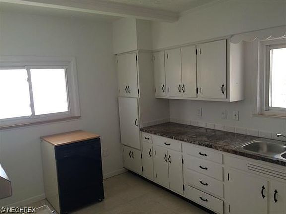 3rd image of 2065 Clarence Ave