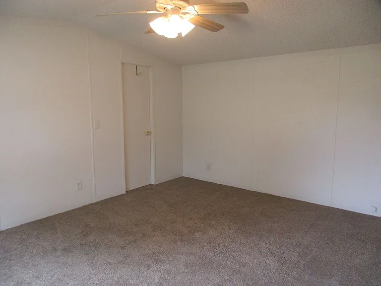 921 Seneca Dr — Photo 5