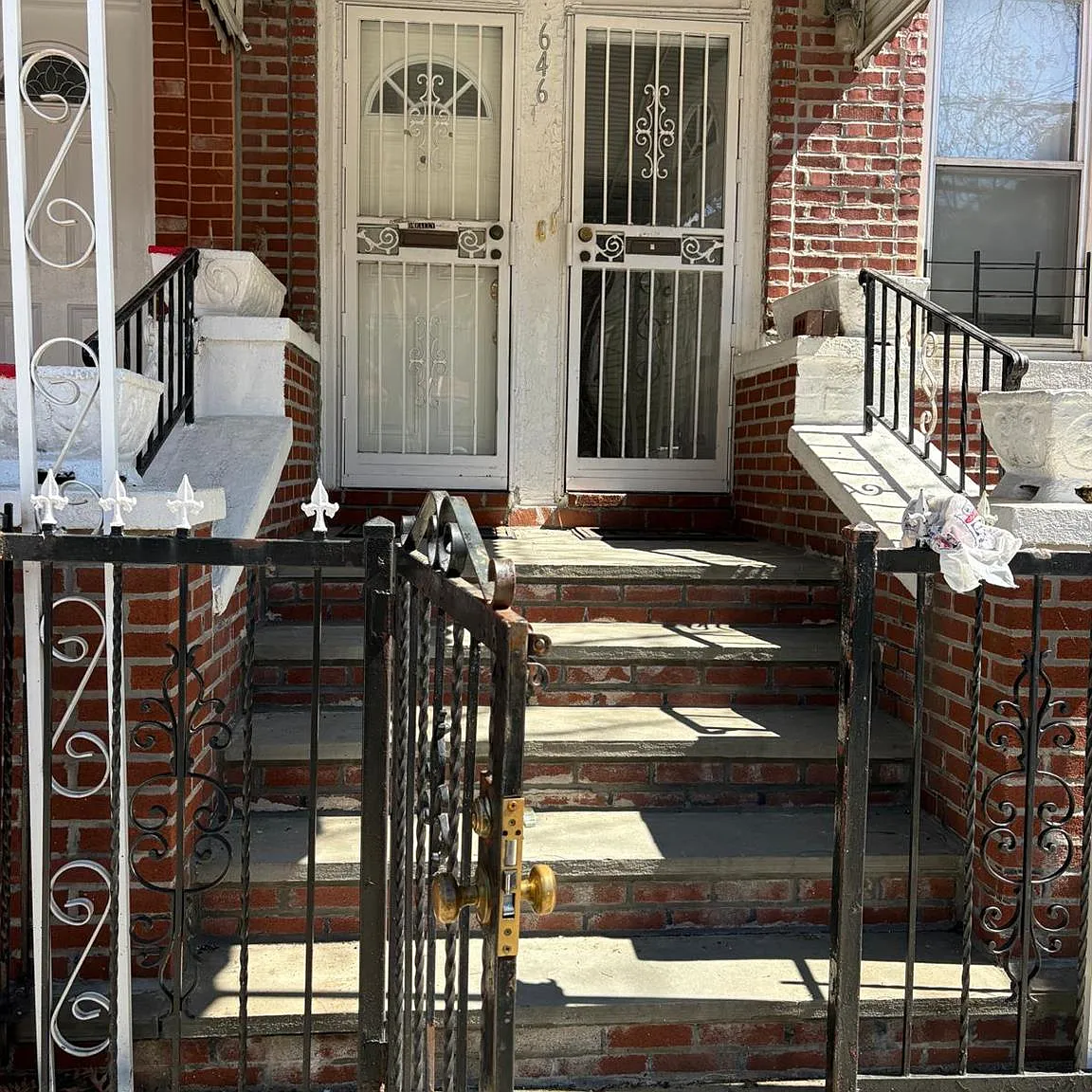 4 bed, 1.0 bath, 2680 sqft, $3,200 — Photo 1