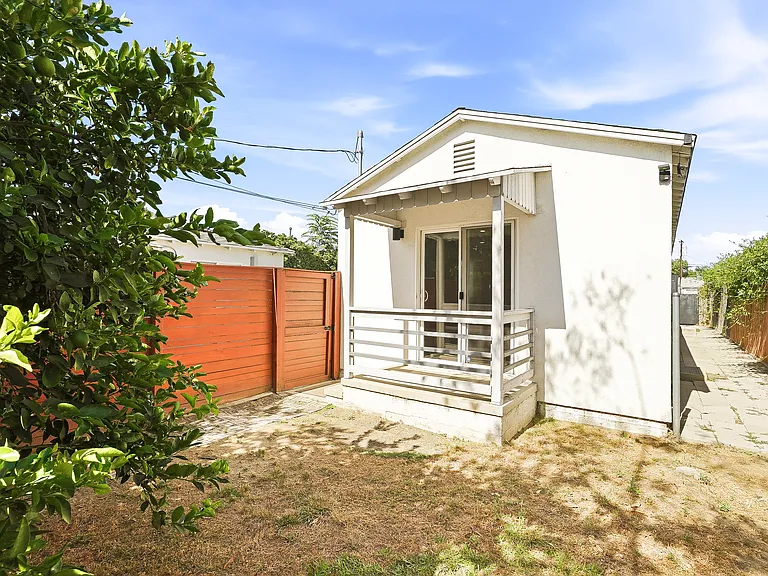 6528 Beeman Ave — Photo 14