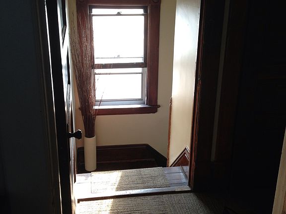 4th image of 60 Winifred St W