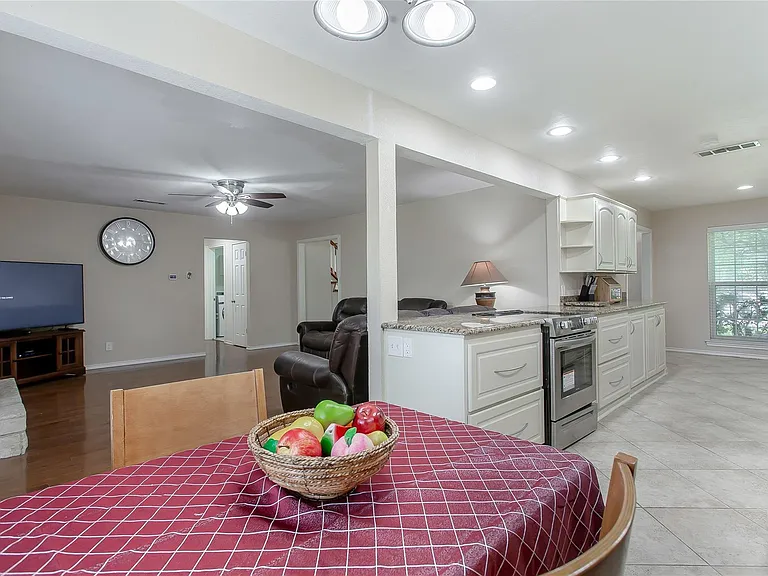 1428 Dumont Dr — Photo 12