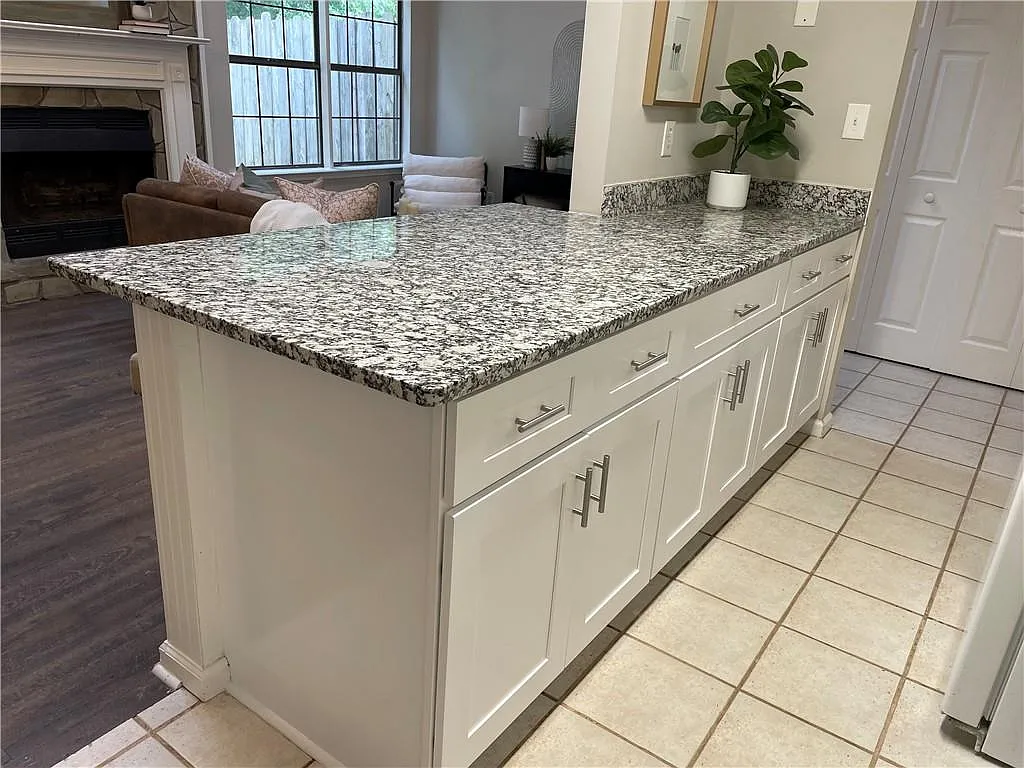 3 bed, 2.0 bath, 1390 sqft, $2,300 — Photo 4