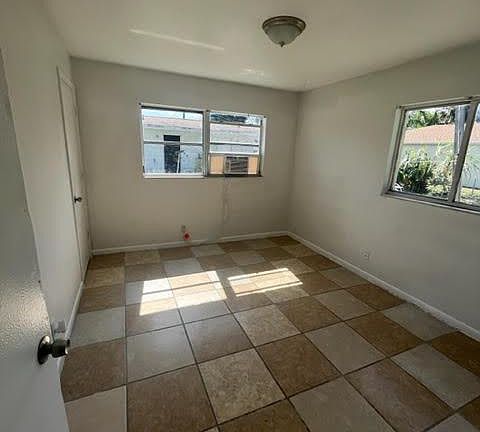 4th image of 3813 Seminole Ave #3813