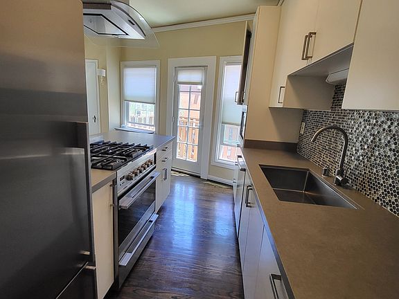 5th image of 2320 Le Conte Ave #4