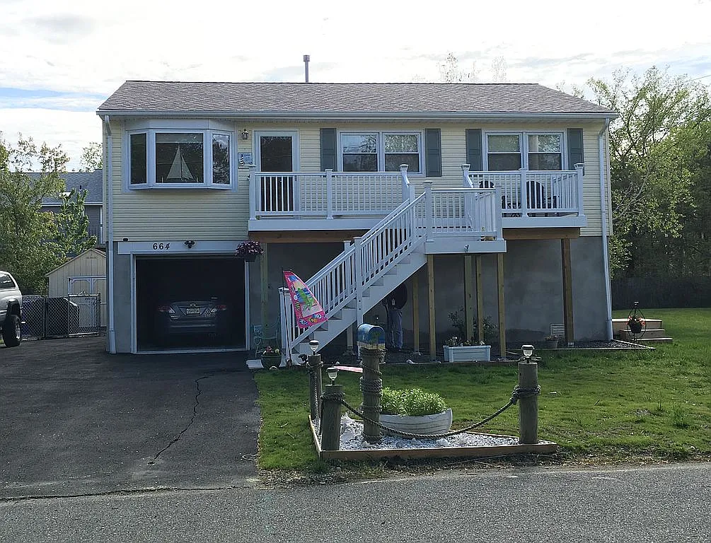 664 Beachwood Ave photo 1