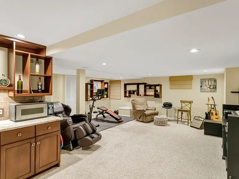 985 Chapel Ct N — Photo 38