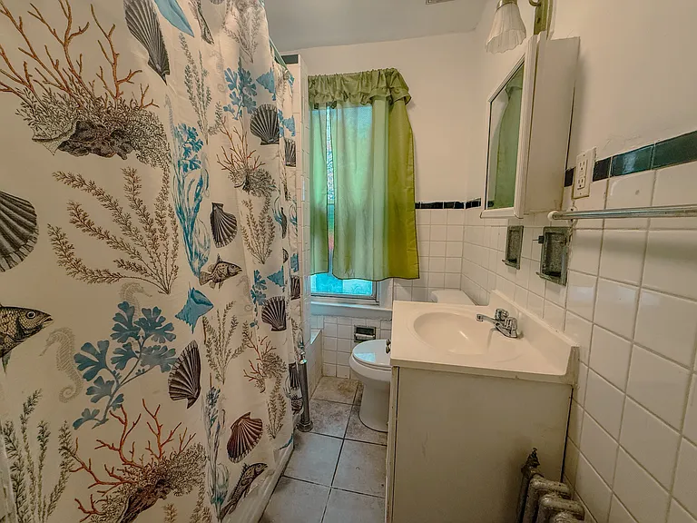 E 222nd St — Photo 3