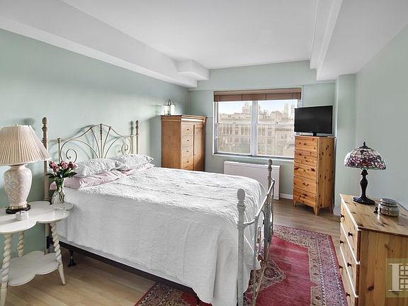 3rd image of 10 W 15th St APT 1816