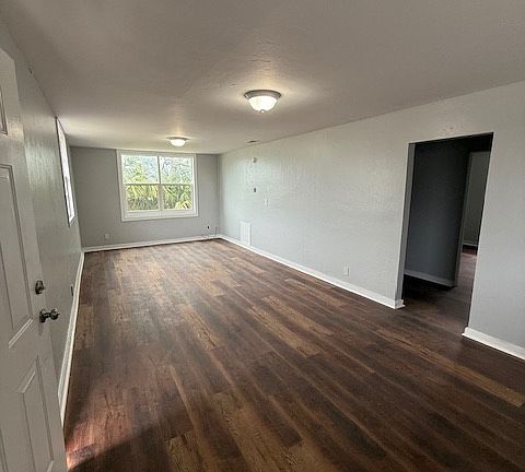 2nd image of 323-325 S Franklin St #323